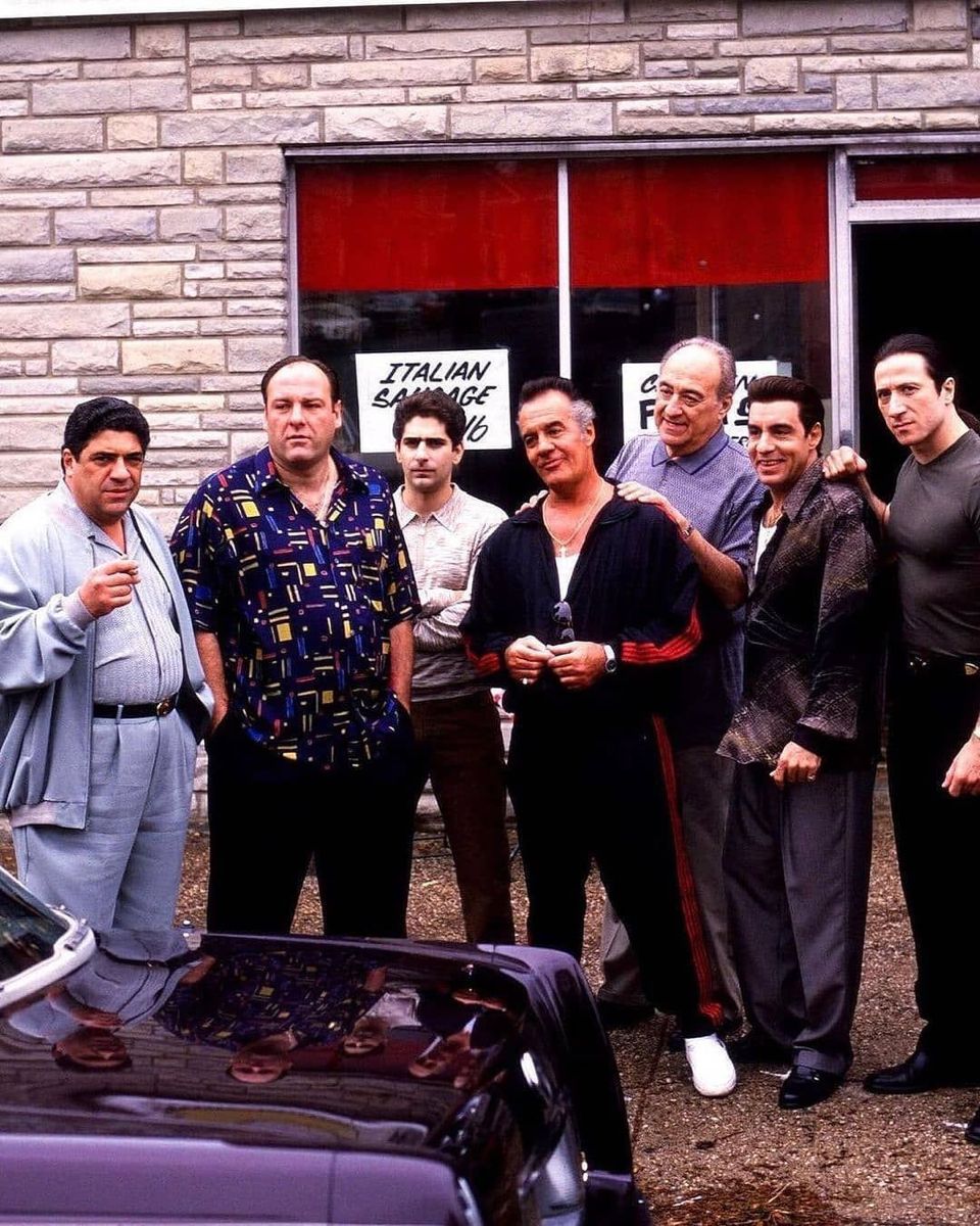 Foto Tony Soprano, y de otros miembros de la mafia parados, en la entrada de Satriales